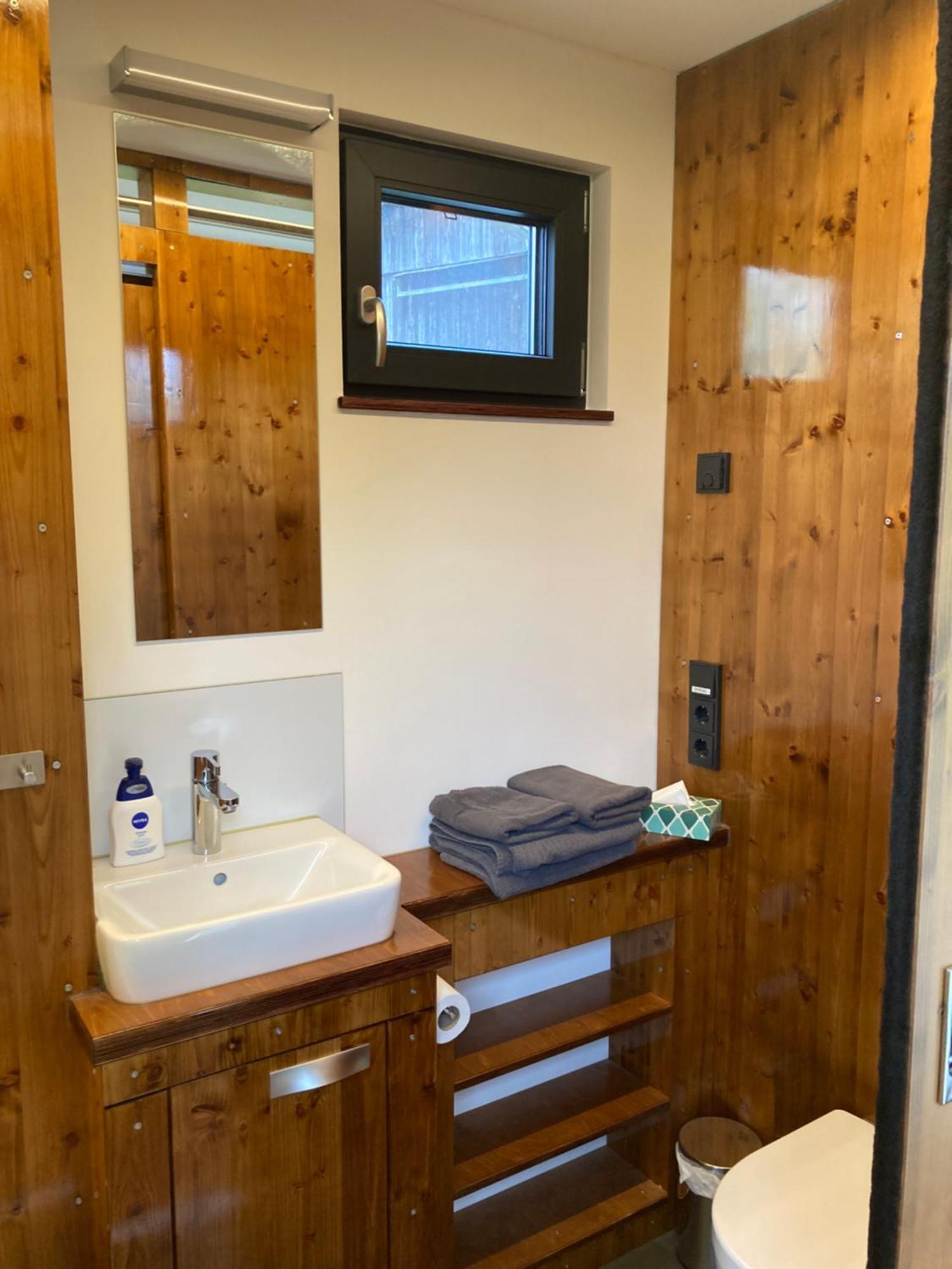 Tiny House Im Seecontainer Mit Parkplatz, Glasfaser, Netflix, Veranda Und Gehobener Ausstattung Coburg Exterior foto